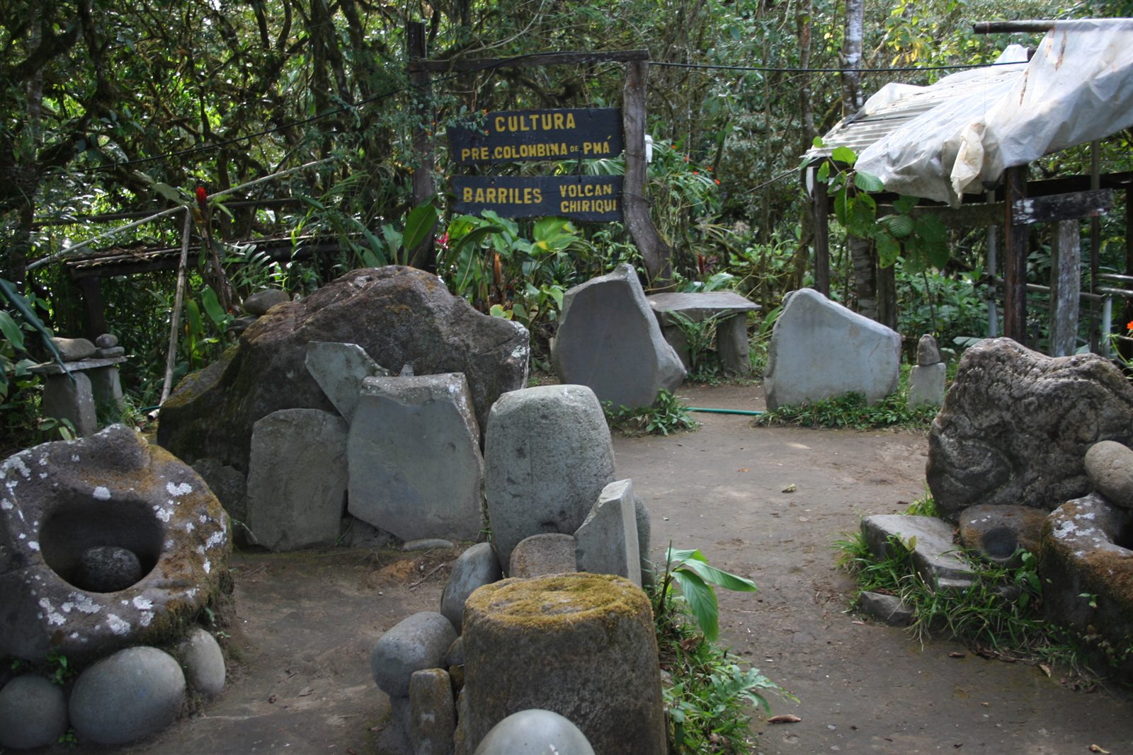 Piedras y metates en Sitio Barriles