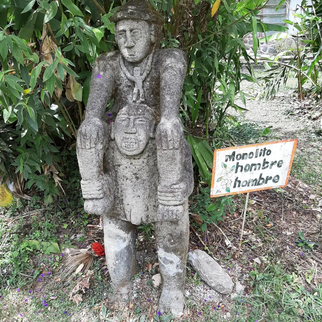 Estatua de piedra en Sitio Barriles