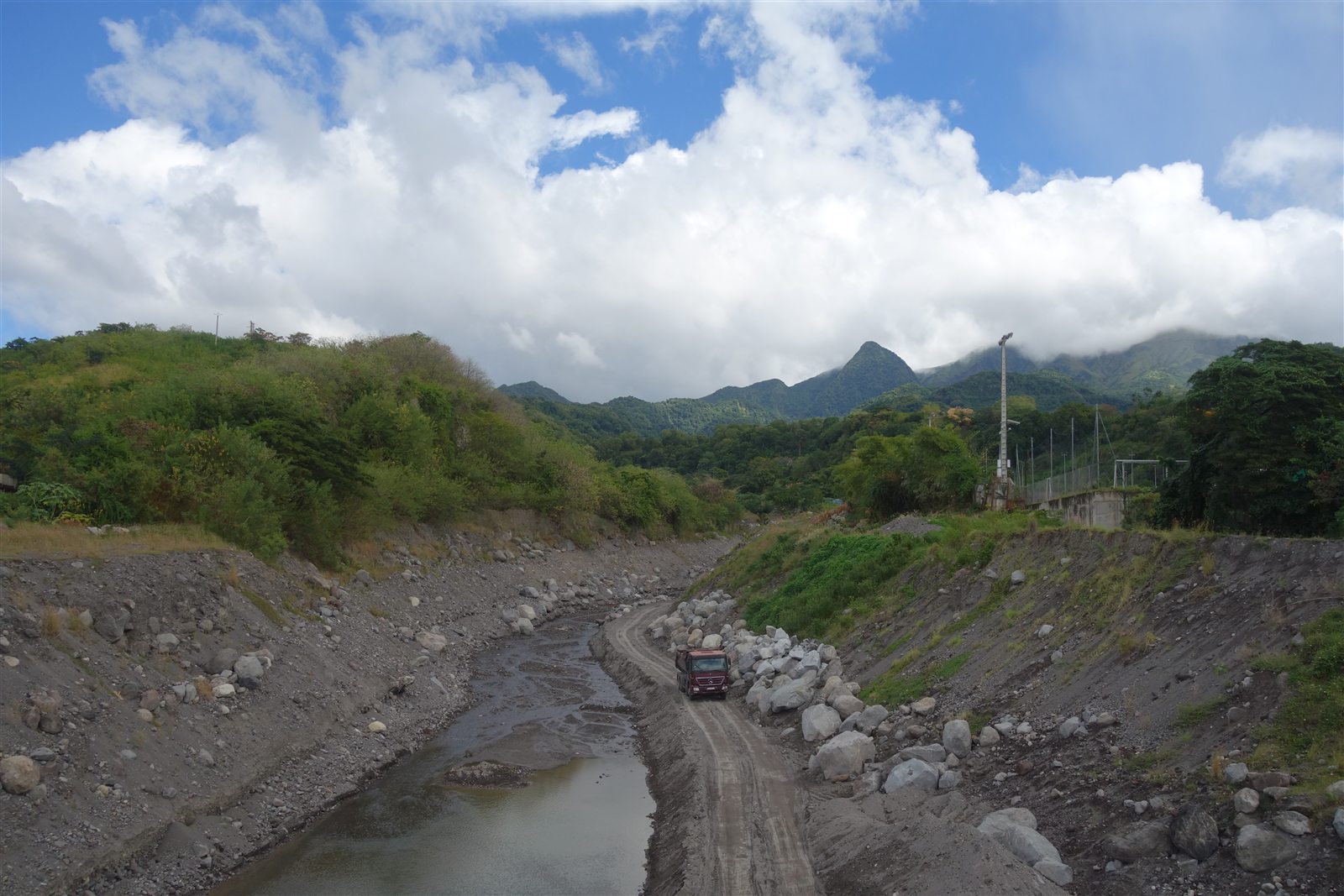 Cauce de lahar en el río Prêcheur, Martinica