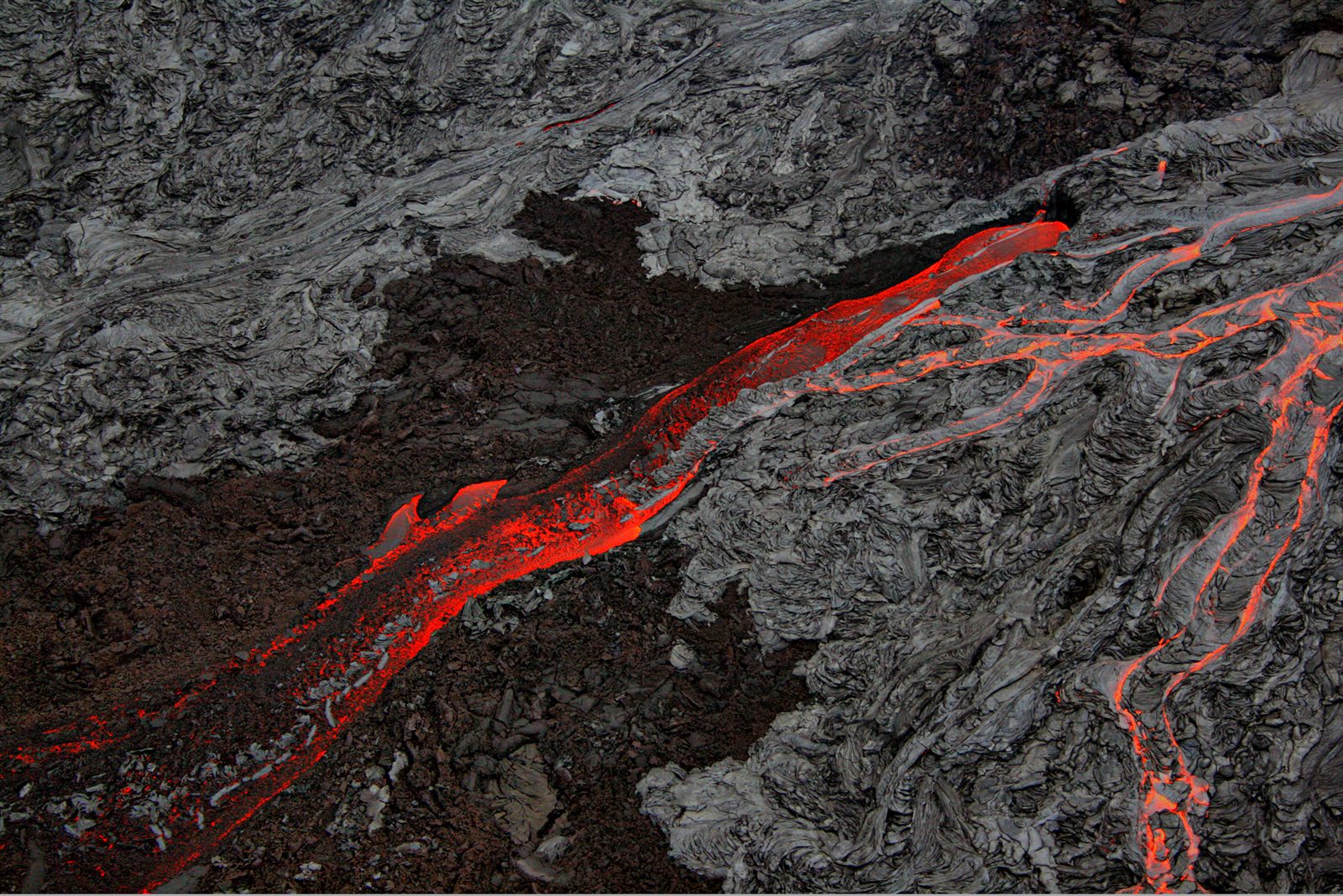 Flujos de lava pahoehoe y aa en Hawái